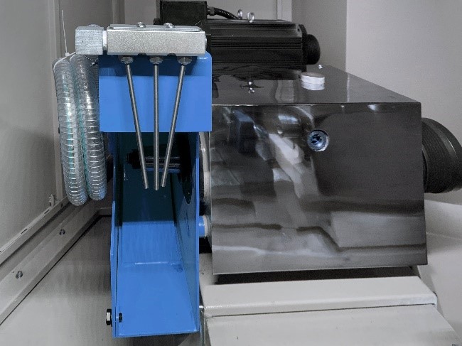 UNIVEQ UGO-2040B CNC  Система подачи охлаждающей жидкости  Система подачи охлаждающей жидкости позволяет увеличивать съем металла в процессе работы, уменьшая, время шлифования заготовки, исключает попадание стружки и абразива в подвижные элементы ...