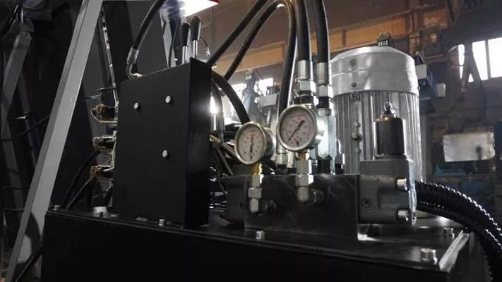 IRONMAC Press 150/HM  Гидравлическая система  На прессе установлена гидроаппаратура ведущих Европейских лидеров (DMT – Италия, HKW-Италия), которые отличаются высокой надежностью и качеством Возможность установки гидростанции с многопоточным агрег...