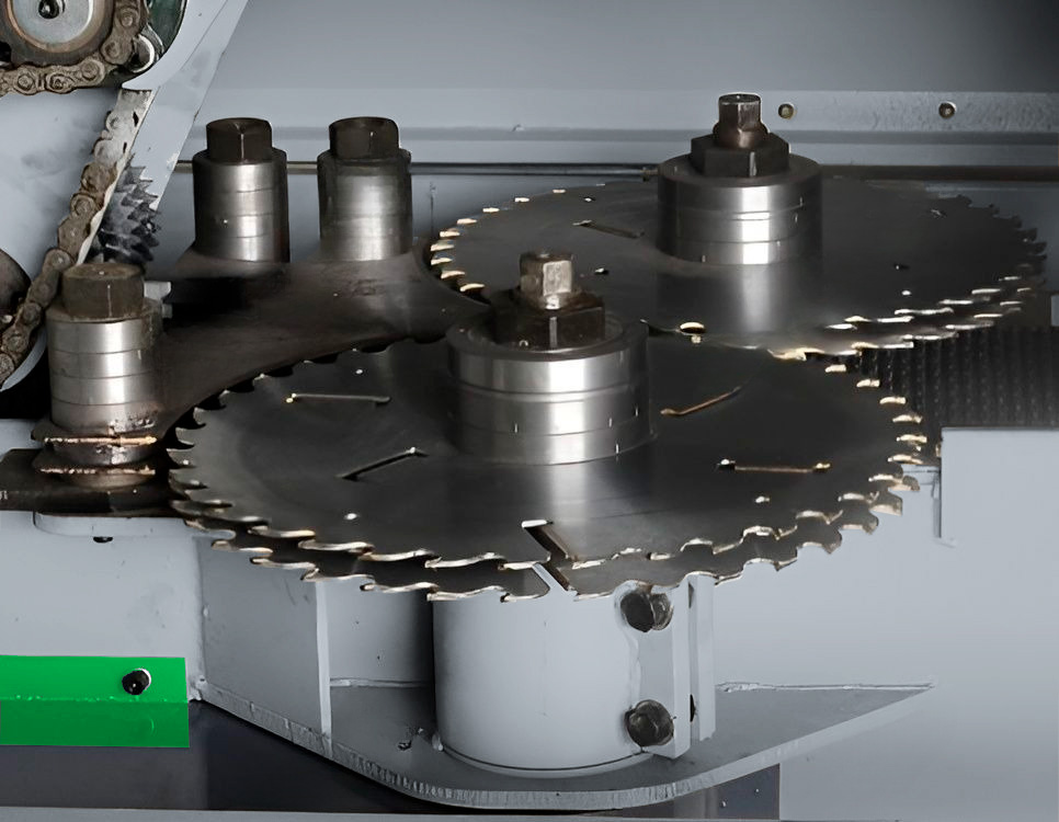 EcoWood GP-300  Расклинивающие ножи  Для исключения заклинивания пил после дисковых пил установлены расклинивающие ножи 