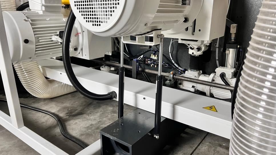 QUADRO 726 SAW Ultra  Поддерживающие упоры  Необходимы для стабильной работы и поддержки мощных двигателей станка 