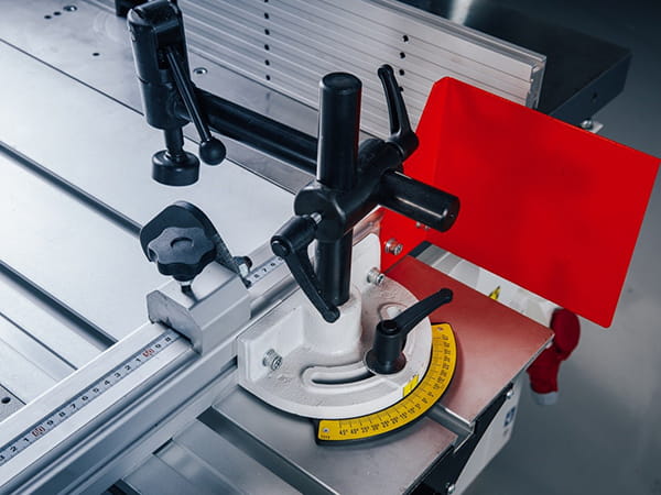 OSTERMANN T 1000  Эксцентриковый прижим  Фиксация заготовок на каретке при помощи эксцентрикового прижима 