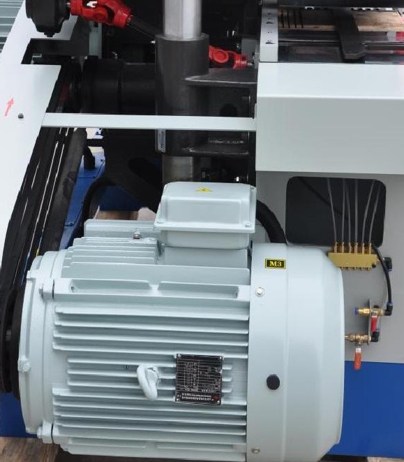 QUADRO 326SAW  Мощность привода пильного узла 30 КВТ  Позволяет устанавливать несколько дисковых пил диаметром до 350 мм с максимальной высотой пропила заготовки 100 мм  Для реализации возможностей двигателя такой мощности для передачи вращения ис...