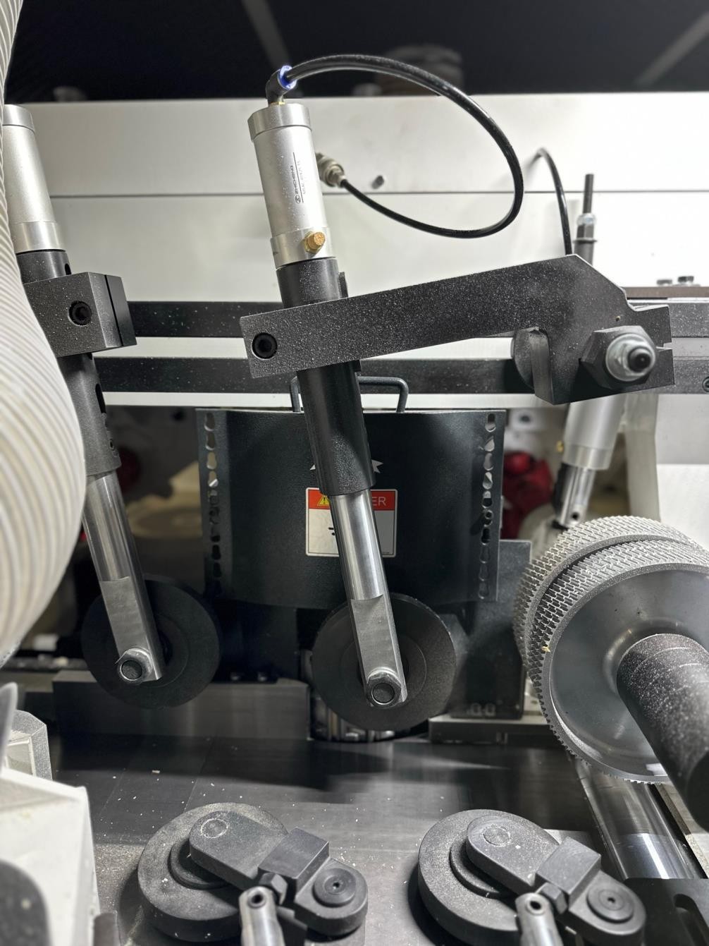 QUADRO 726 SAW Ultra  Дополнительные верхние прижимы  Необходимы для стабильного прижима заготовок на высоких скоростях подачи и более точной настройки прижима в зоне резания 