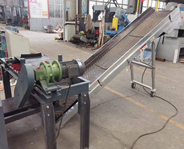 EcoWood PC-60  Конвейер  В комплект поставки входит отводящий шевронный конвейер, длиной 3 метра 