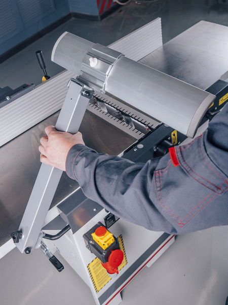 OSTERMANN ADM 320  Откидная защита нежевого вала  Надежно закрывает вал и жестко фиксируется, что обеспечивает безопасность работы оператора  Соответствует нормам безопасности СЕ 