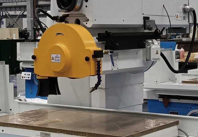 UNIVEQ USG 40100H  Колонна шлифовального узла  Изготовлена из высококачественного чугуна Суппорт шлифовального узла перемещается (подъем/опускание) при помощи передачи винт-гайка с предварительным регулируемым натягом по направляющим скольжения Об...