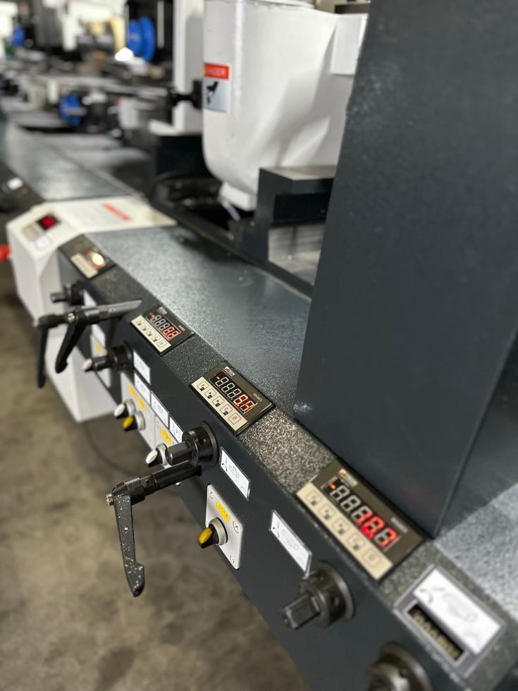 QUADRO 726 SAW Ultra  Электронная индикация  Дисплеи с электронной индикацией регулировки Позволяет осуществить более быструю, при этом точную, перенастройку рабочего положения инструмента на необходимую величину съема подаваемого материала 