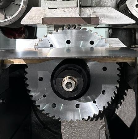 QUADRO 726 SAW Ultra  Пильный узел  Седьмой шпиндель станка оснащен пильным узлом с двигателем мощностью 37 кВт  Посадочный диаметр 50 мм, вал со шпоночными пазам и контропорой  Частота вращения узла регулируется инвертором от 4000 до 6000 об/мин ...