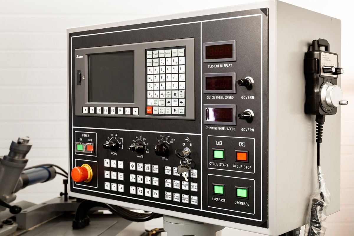 UNIVEQ UCG-3015 NC  Панель управления с PLC-контроллером и цветным ЖК-дисплеем  Позволяет запрограммировать величину продольного перемещения нижней плиты подающего круга (ось Y)  Минимальная программируемая величина перемещения составляет 0,001 мм...