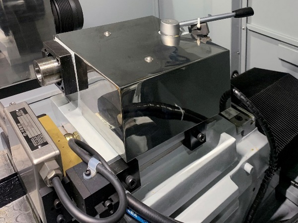 UNIVEQ UGO-2050 CNC  Задняя бабка  Заднее поддерживающее устройство (задняя бабка) станка имеет выдвижную пиноль заднего центра с ходом 25 мм и ручным поджимом для быстрого снятия / установки шлифуемой детали  Если заготовка слабо зажата в центрах...