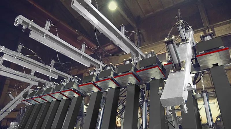 IRONMAC Press 250/H  Гидравлический подъем и опускание фронтальных прижимов  Наличие автоматизированного подъема, опускания, захвата и удержания фронтальных прижимов, позволят значительно сократить время загрузки и выгрузки пресса