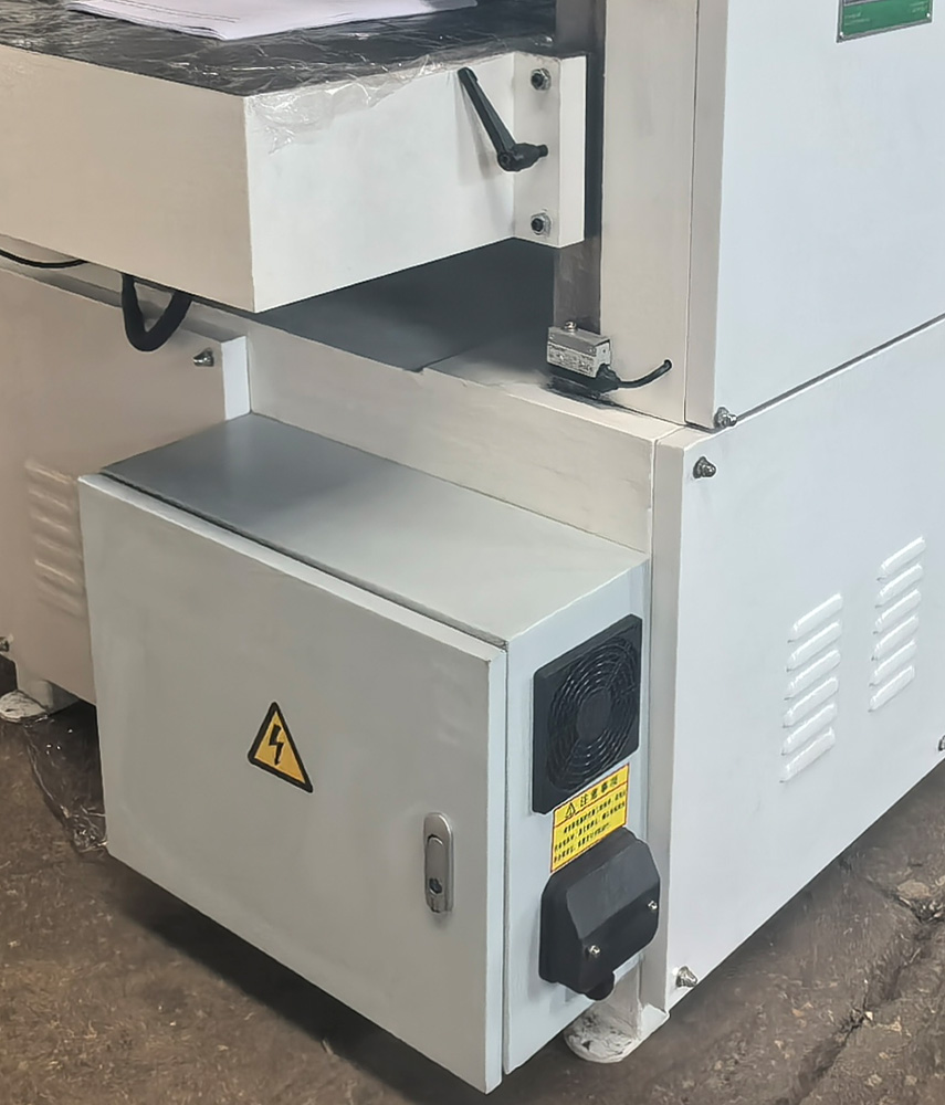 EcoWood MB 204FW Nova  Электрошкаф  Вынесен в заднюю часть станка и оснащен вентилятором для охлаждения электрокомпонентов, что увеличивает срок службы и повышает надежность 