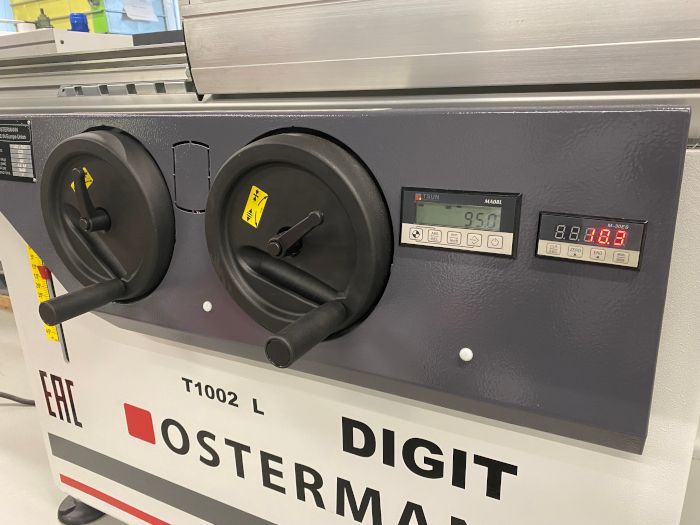 OSTERMANN  Электронные счетчики наклона и высоты шпинделя  Для точного позиционирования шпинделя по высоте и углу наклона станки оснащены электронными счетчиками Поставляется в комплектации T1002L Digit 