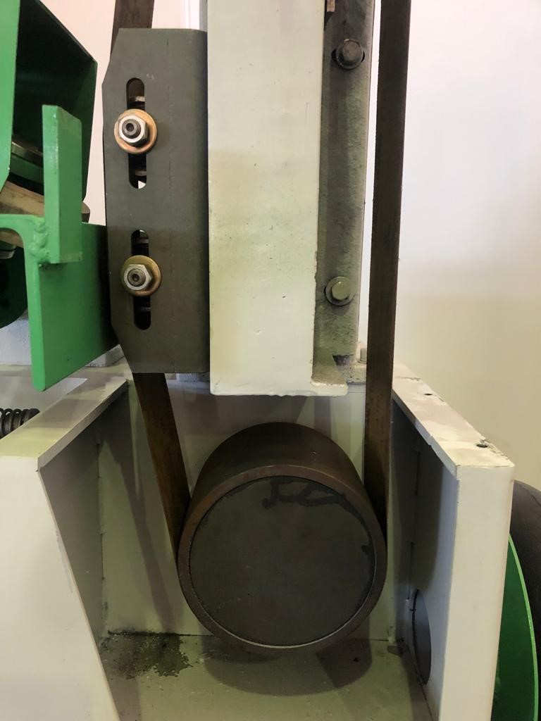 EcoWood MS60-1  Привод ведущего шкива шлифовальной ленты  Ведущий шкив шлифовальной ленты приводится в движение за счет клиноременной передачи, натяжка ремня осуществляется с помощью контр винтов 