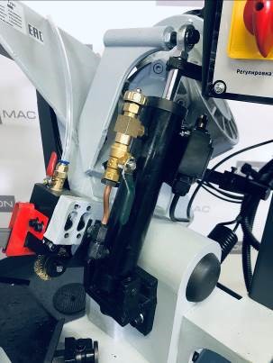 IRONMAC CUT-227F Euro Type  Опускание пильной рамы и резка  В ручных станках опускание пильной рамы и резка происходит посредством собственного вес  IRONMAC CUT-227F Euro Type а  Для регулировки скорости подачи пильной рамы применяется гидроцилинд...