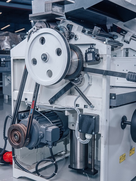 OSTERMANN FS 32N  Привод подачи рейсмусового узла  Осуществляется посредством зубчатой и цепной передачи  При работе на фуговальном узле привод вальцов отключается посредством рычага 