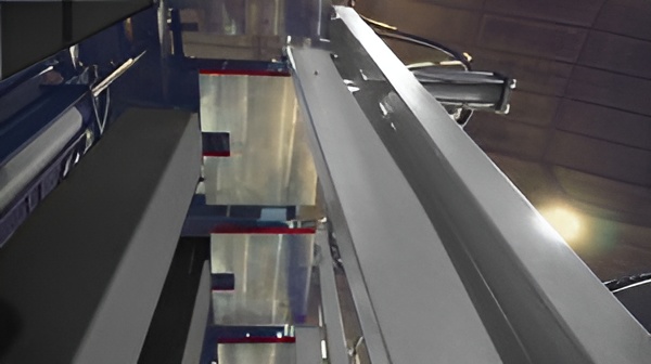 IRONMAC Press 250/H  Гидравлические фронтальные прижимы  Гидравлические фронтальные прижимы удобно и быстро устанавливаются и зажимают пакет на необходимое усилие Фронтальные прижимы пресса оснащены гидроцилиндрами со специальной системой креплени...