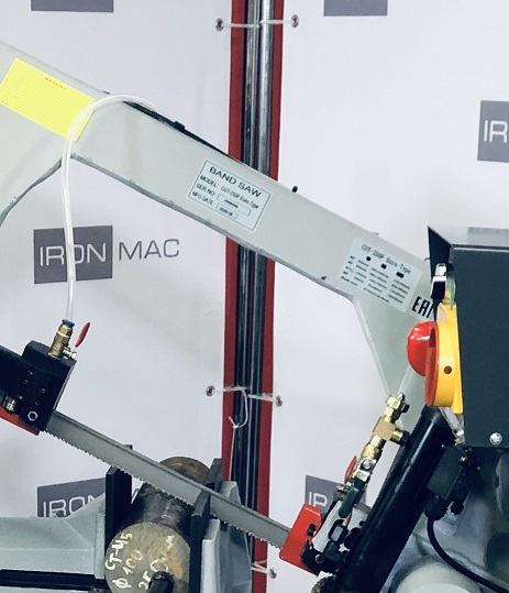 IRONMAC CUT-227F Euro Type  Встроенная рециркулирующая система подачи СОЖ  Позволяет охлаждать зону резания и вымывать стружку 