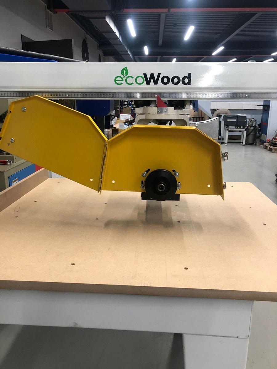 EcoWood  Миллиметровая шкала для позицианирования пильного узла  Настройка положения пилы удобно осуществляется по миллиметровой шкале  Так же удобно отслеживать перемещение пилы при высокоточном раскрое 