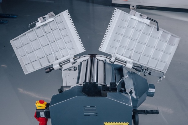 OSTERMANN ADM 320  Система откидывания столов  Удобное и быстрое поднятие столов трансформирует станок из фуговального в рейсмусовый 