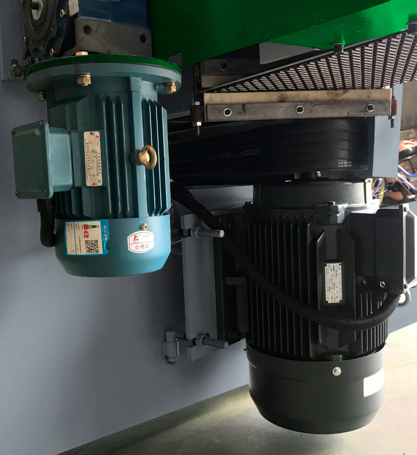 EcoWood GP-300  Привод пильных валов  Привод пильных пильных валов осуществляется за счет ременной передачи и мощных электродвигателей по 18,5 кВт, что обеспечивает стабильный процесс пиления 