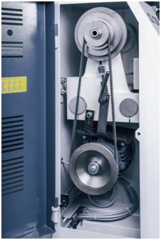 OSTERMANN CL 1200 Standart  Привод ведущего центра  Осуществляется от двигателя посредством зубчатого ремня  Удобное и быстрое изменение частоты вращения заготовки путем перестановки ремня Концевой выключатель не позволяет включить станок при откр...