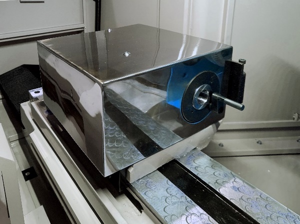 UNIVEQ UGO-2050 CNC  Передняя бабка  Рабочая головка (передняя бабка) станка оснащена сервоприводом, что позволяет регулировать частоту вращения шлифуемой детали Шпиндель рабочей головки установлен на высокоточных подшипниках Корпус рабочей головк...