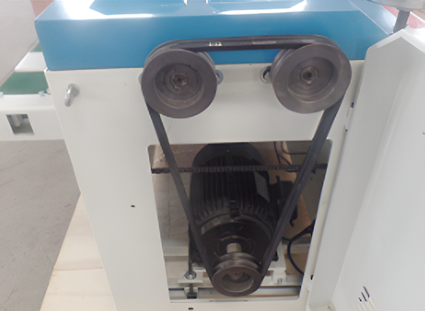EcoWood SR-R 920  2 клиновых ремня  Обеспечивают надежную передачу крутящего момента от главного двигателя на шлифовальные барабаны 