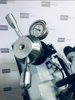 IRONMAC CUT-250F Euro Type  Механический регулятор натяжения ленточного полотна с тензометром  Механизм оснащен датчиком, который автоматически остановит станок в случае обрыва ленточного полотна 