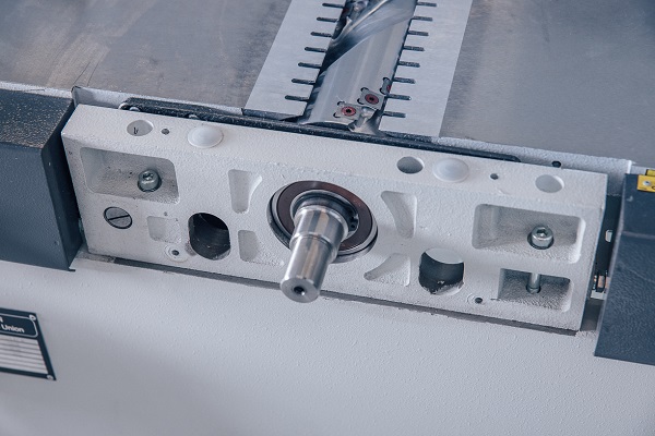 OSTERMANN FS 32N  Крепление ножевого вала  Находится в литом чугунном корпусе, в котором все посадочные отверстия автоматически обрабатываются на фрезерном центре с ЧПУ за один установ  Этим обеспечивается отсутствие даже малейших вибраций и дости...