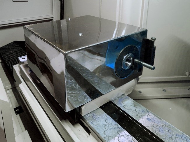 UNIVEQ UGO-2040B CNC  Рабочая головка (передняя бабка) станка  Рабочая головка (передняя бабка) станка оснащена сервоприводом, что позволяет регулировать частоту вращения шлифуемой детали Шпиндель рабочей головки установлен на высокоточных подшипн...