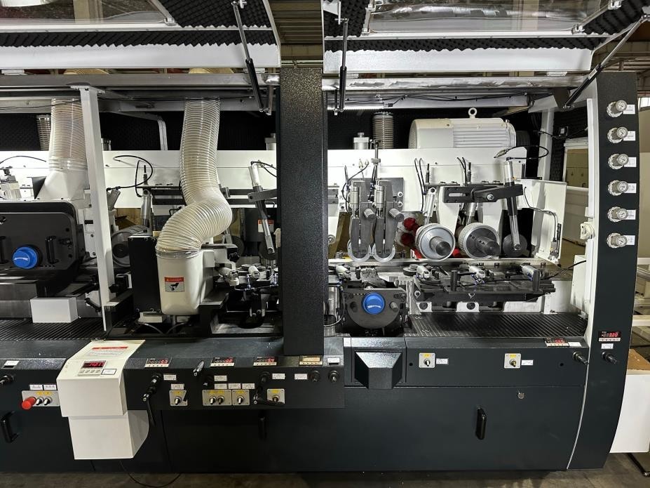 QUADRO 726 SAW Ultra  Надежная система подачи и фиксации пиломатериала  Система фиксации состоит из максимального количества приводных роликов (на входе диаметром 200 мм), расположенных как в столе, так и над столом  В столе станка расположено 8 п...