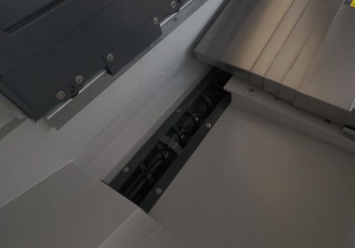 SPITZEN HMT-500  Конвейер удаления стружки  Для удаления отработанной стружки из зоны резания используется автоматически винтовой двойной конвейер (шнек), который не только извлекает стружку, но и отжимает отработанную СОЖ в встроенный бак под кон...