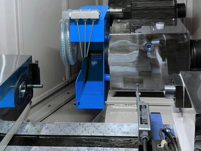 UNIVEQ UGO-2040B CNC  Шпиндель шлифовального круга  Шпиндель шлифовального круга установлен на масляных подшипниках скольжения с обеспечением подачи масла под давлением  За счет чего на поверхности подшипника образуется масляная пленка, которая пр...
