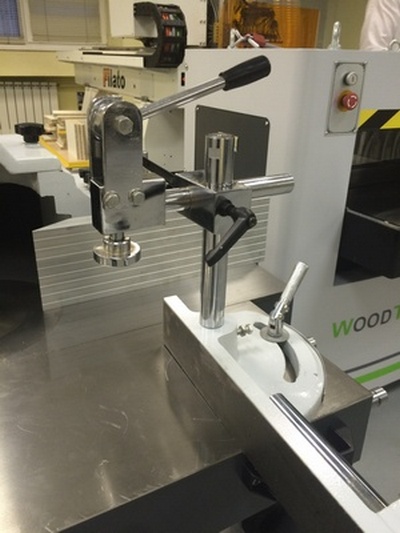EcoWood T 150KS  Эксцентриковый прижим  Входит в комплект поставки Надежно фиксирует заготовку на каретке 