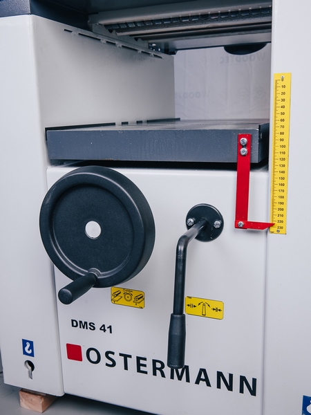 OSTERMANN DMS 41  Подъем стола  Подъем/опускание стола осуществляется при помощи маховика  Жесткая фиксация стола при помощи рукоятки  Настройка толщины обработки по миллиметровой шкале 