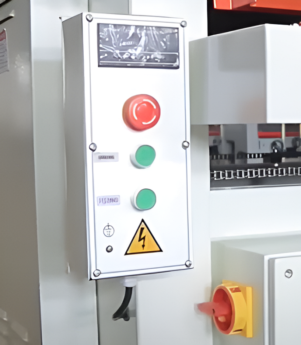 EcoWood SR-R 920  Панель управления  Интуитивно понятна и не требует высокой квалификации оператора На панели расположены:Электронный счетчик толщины обработкиПереключатель вкл/выкл станкаКнопка аварийного отключения