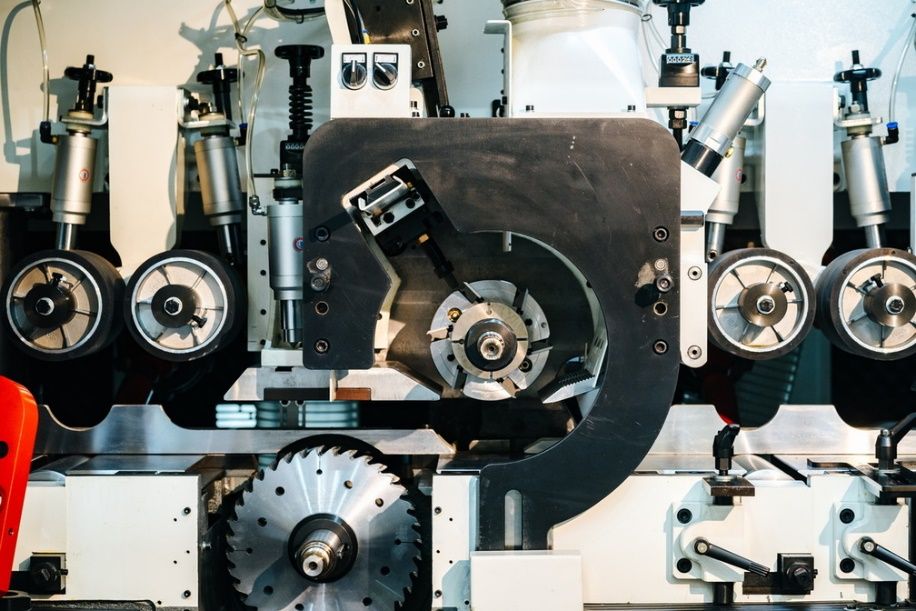 QUADRO 723 High Speed SAW  Пильный узел  Седьмой шпиндель станка оснащен пильным узлом с двигателем мощностью 37 кВт  Посадочный диаметр 50 мм, вал со шпоночными пазами  Для привода пильного шпинделя используются клиновые ремни  Ремни, благодаря к...