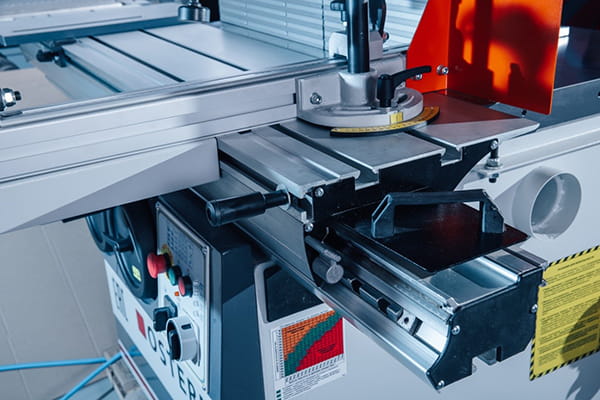 OSTERMANN T 1000  Стопор каретки  Удобно использовать при продольном фрезеровании или работе по шаблону, когда не требуется перемещение каретки Для удобного перемещения каретки предусмотрено две рукоятки 