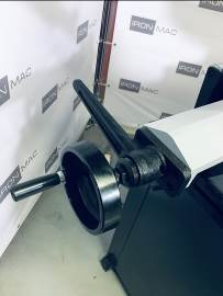 IRONMAC CUT-250F Euro Type  Быстрозажимные тиски  Для зажима / разжима заготовки необходимо ослабить / зафиксировать рычаг и вращать маховик, регулирующий ширину зева 