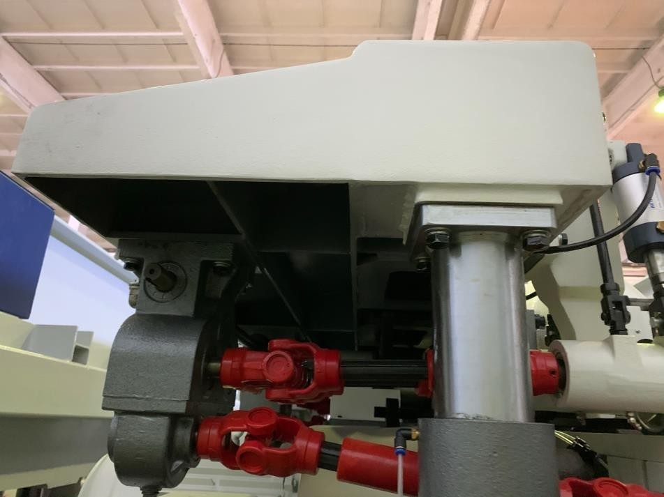 QUADRO 621 BIG  Литая траверса  Массивная литая траверса, на которой закреплены редукторы, ролики и другие механизмы, исключает возникновение вибраций в процессе обработки бруса  Установлена на направляющих увеличенного сечения 